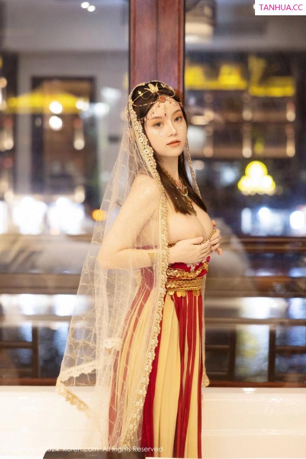 豆瓣酱  [XiuRen]高清写真图 2024.04.07 No.8349 豆瓣酱 美乳性感第35张图片